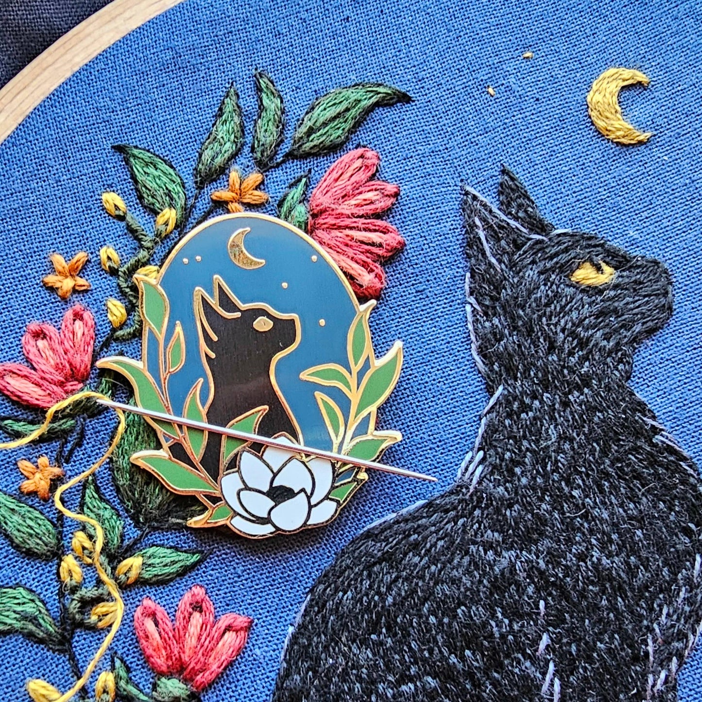 Stargazer Cat Needle Minder – Magnetic Enamel Stitching Accessory