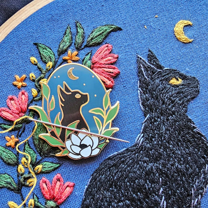 Stargazer Cat Needle Minder – Magnetic Enamel Stitching Accessory