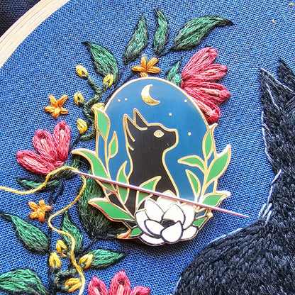 Stargazer Cat Needle Minder – Magnetic Enamel Stitching Accessory